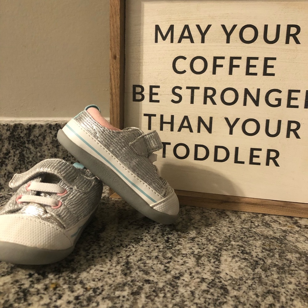 👟Silver Baby/Toddler Sneaker size 4